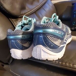 Brooks Womens size 9 DYAD 7